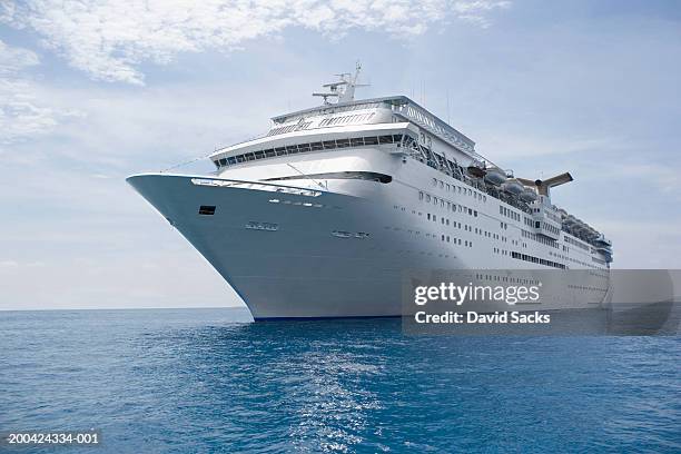cruise ship in caribbean sea - bateau croisiere photos et images de collection