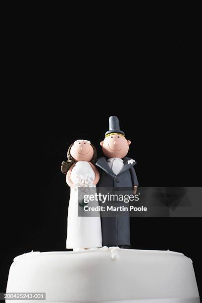 bride and groom cake decorations on top tier, close-up - wedding cake figurine photos et images de collection