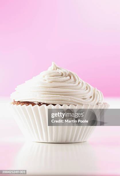 iced cup cake, close-up - cupcake bildbanksfoton och bilder