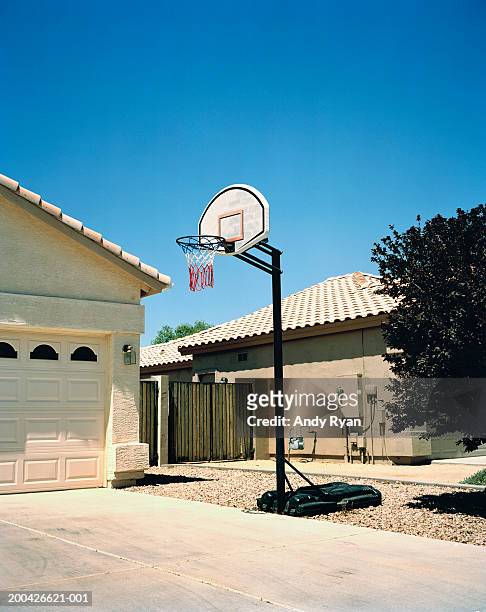 basketball hoop in driveway, side view - canasta de baloncesto fotografías e imágenes de stock