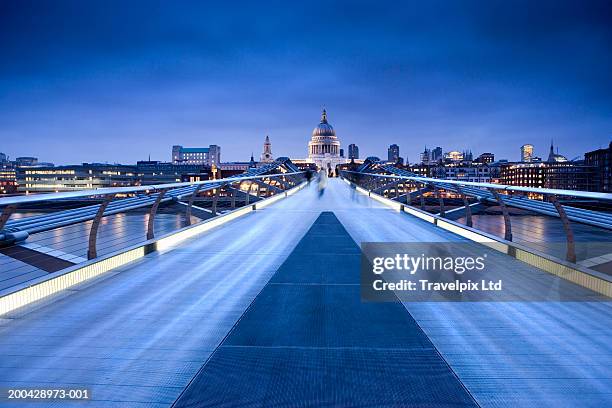 uk, london, millennium bridge, st pauls cathedral at end of bridge - millennium bridge londra foto e immagini stock