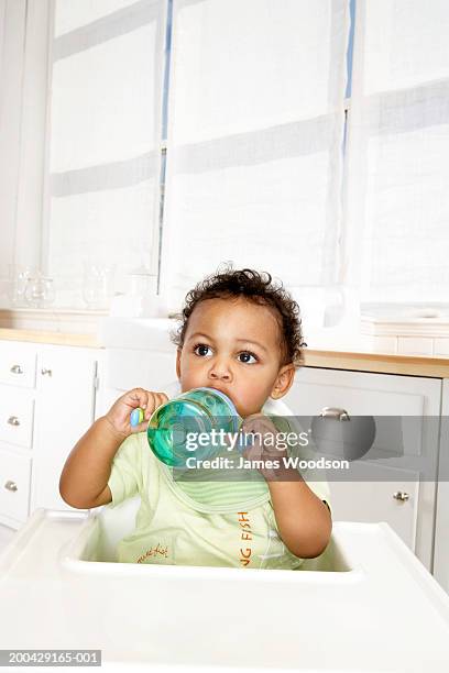 baby boy (18 a 24 meses) en el sillón de beber de cup - baby cup fotografías e imágenes de stock