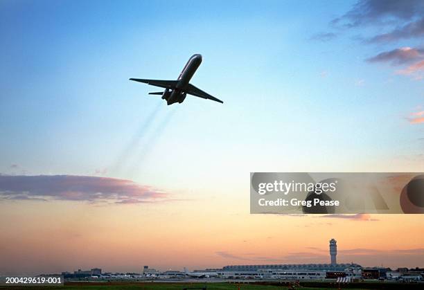 aeroplane taking off from airport, low angle view, dusk - opstijgen activiteit stockfoto's en -beelden