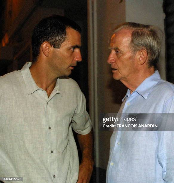 Edmond Simeoni et son fils Gilles discutent devant le commissariat de Bastia, le 27 août 2003. Marc Simeoni, l'autre fils de Edmond Simeoni a été...