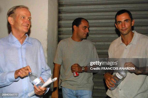 Edmond Simeoni et son fils Gilles discutent devant le commissariat de Bastia, le 27 août 2003. Marc Simeoni, l'autre fils de Edmond Simeoni a été...