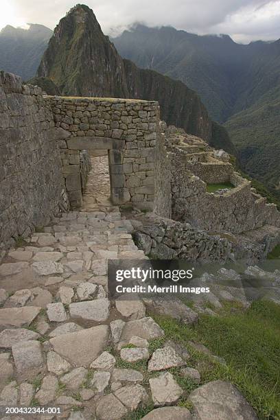 stone steps lead down into temple at inca ruins of machu picchu - vilcabamba peru 個照片及圖片檔