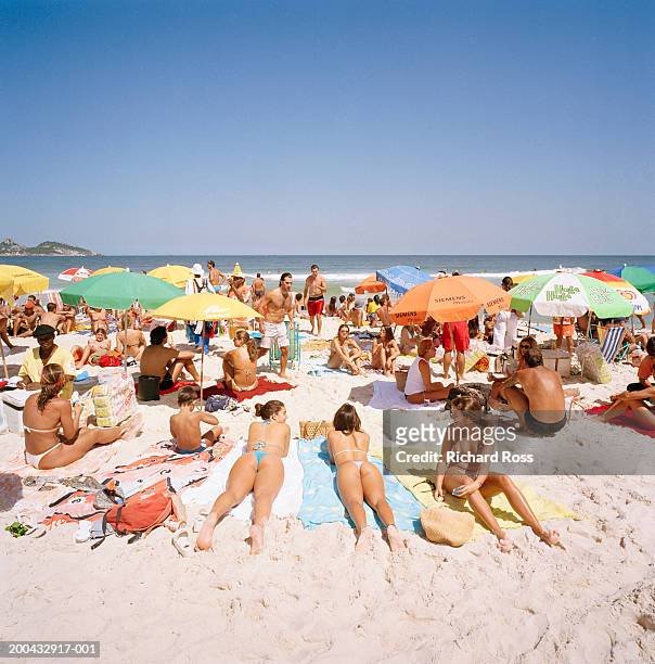 brazil, rio de janairo, copacabana beach, people sunbathing - strand liegen stock-fotos und bilder