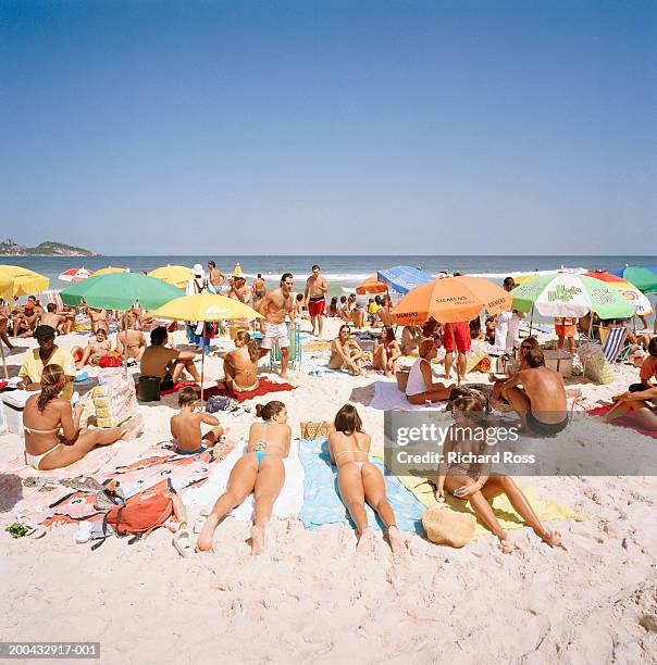 brazil, rio de janairo, copacabana beach, people sunbathing - sunbathing stockfoto's en -beelden