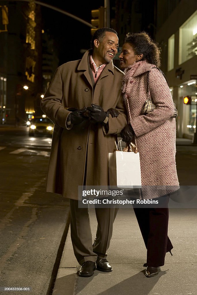 Madura Pareja Caminando En El Pavimento Brazos Unidas Sonriendo De Noche Foto de stock - Getty Images Madura Pareja Caminando En El Pavimento Brazos Unidas Sonriendo De Noche Foto de stock - Getty Images