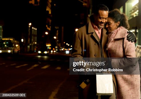 Madura Pareja Caminando Por La Calle Mirando Juntos Sonriendo De Noche Foto de stock - Getty Images Madura Pareja Caminando Por La Calle Mirando Juntos Sonriendo De Noche Foto de stock - Getty Images
