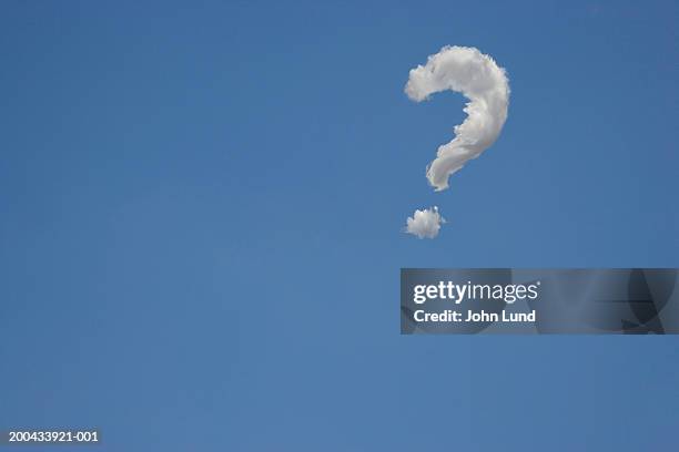 question mark cloud againt blue sky (digital composite) - ponto de interrogação - fotografias e filmes do acervo