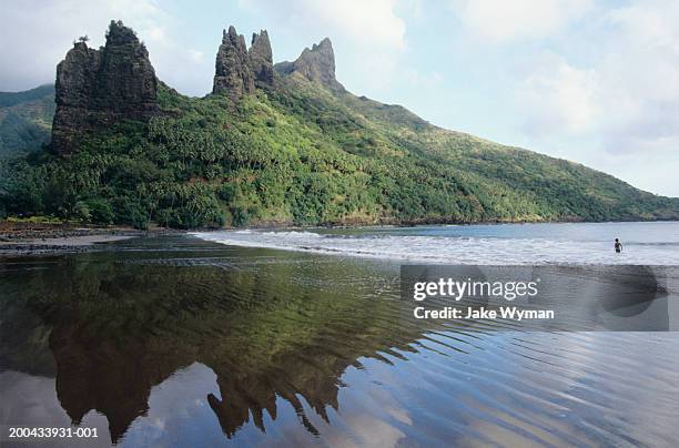 marquesas, nuku hiva, swimmer in lagoon - ilhas marquesas imagens e fotografias de stock