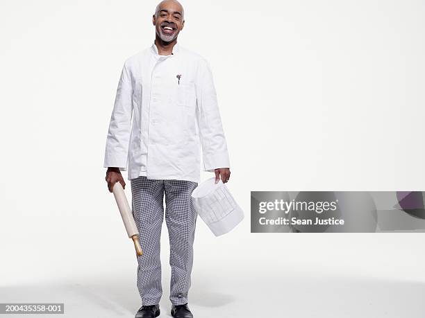 chef with rolling pin smiling, portrait - uniforme de cozinheiro - fotografias e filmes do acervo