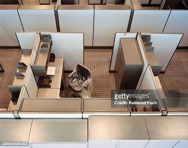empty office cubicles, elevated view - 誰も座っていない机 ストックフォトと画像