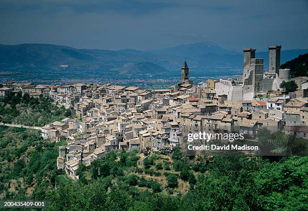 italy, abruzzi, aquila, pacentro, cityscape, elevated view - áquila - fotografias e filmes do acervo