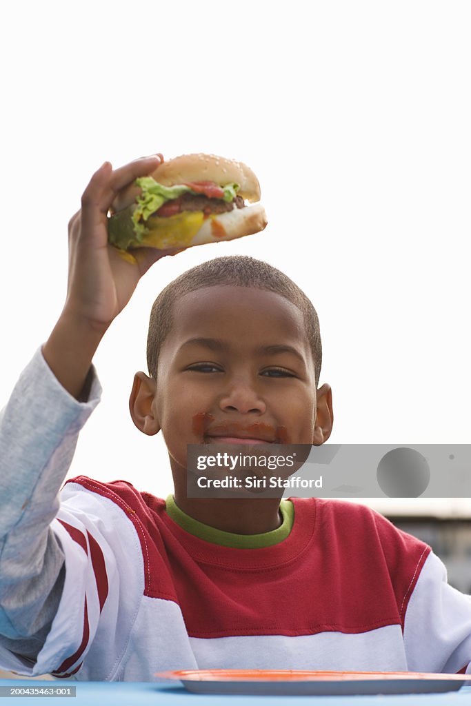 siguiente Cambiable Opcional Niño Comiendo Hamburguesas Foto de stock - Getty Images