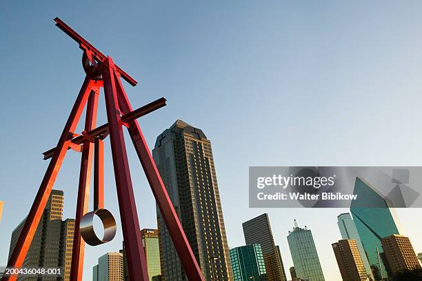 usa, texas, dallas, proverb sculpture and skyline, low angle view - dallas stock-fotos und bilder