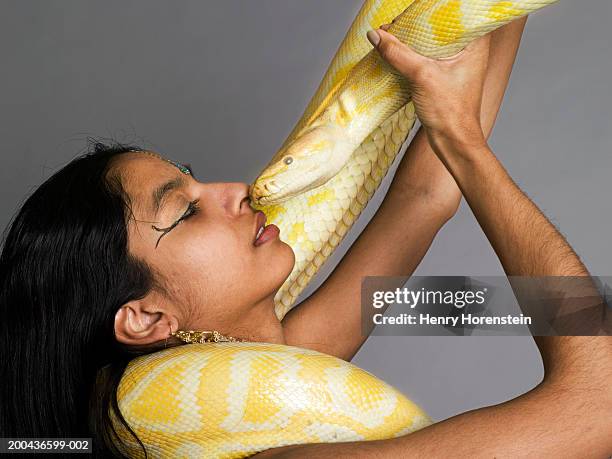 female snake charmer with python, side view - indian python 個照片及圖片檔