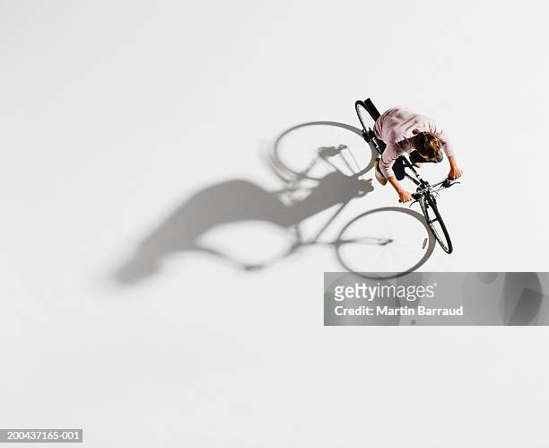 man riding bicycle on white background, overhead view - vue en plongée verticale photos et images de collection