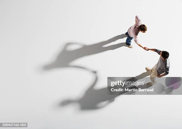 two men shaking hands, overhead view - hi imagens e fotografias de stock