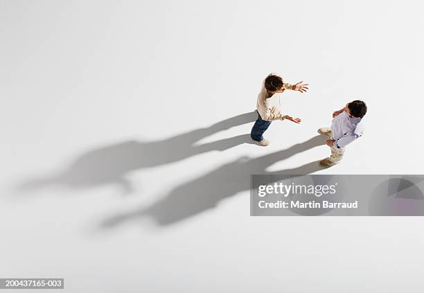 two men having discussion, overhead view - vue en plongée verticale photos et images de collection