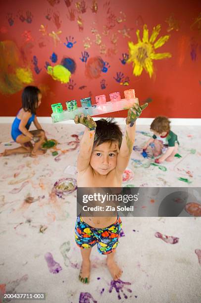 children (12 months to 6) playing with paints - 4 girls finger painting foto e immagini stock