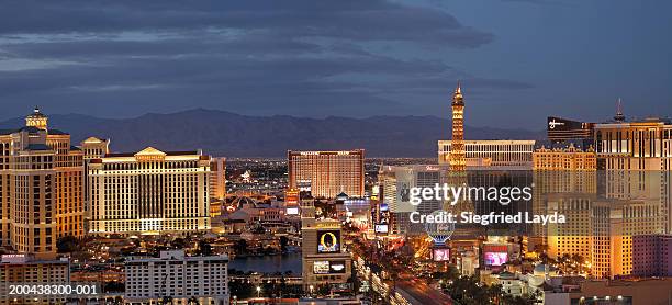 usa, nevada, las vegas, skyline and las vegas boulevard, dusk - las vegas fotografías e imágenes de stock