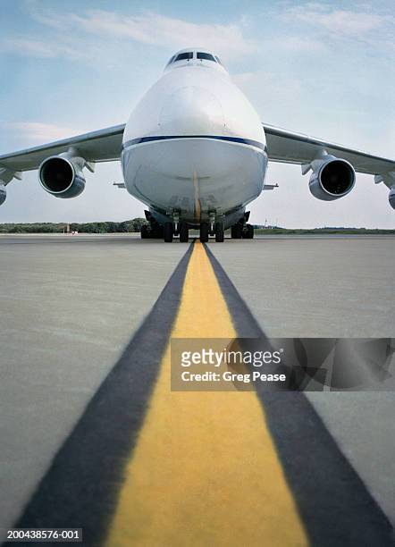 cargo plane on tarmac, ground view - flugzeug seitlich himmel stock-fotos und bilder