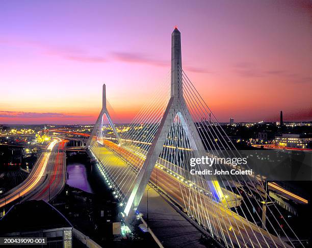 usa, massachusetts, boston, leonard p. zakim bunker hill bridge, dusk - region new england stock-fotos und bilder