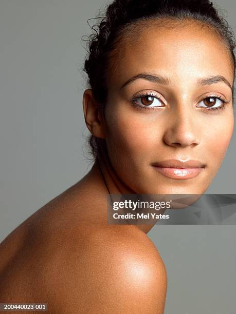 young woman with bare shoulders, close-up, portrait - beautiful bare women photos et images de collection