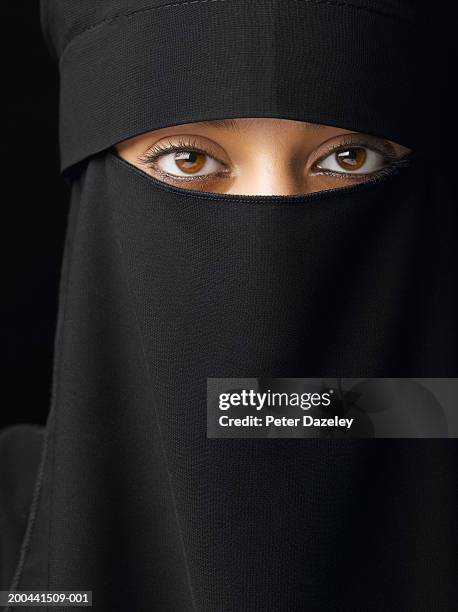 young woman wearing hijab, close-up, portrait - voile religieux photos et images de collection