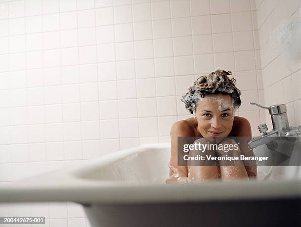 woman in bath, smiling, portrait - shampoo photos et images de collection