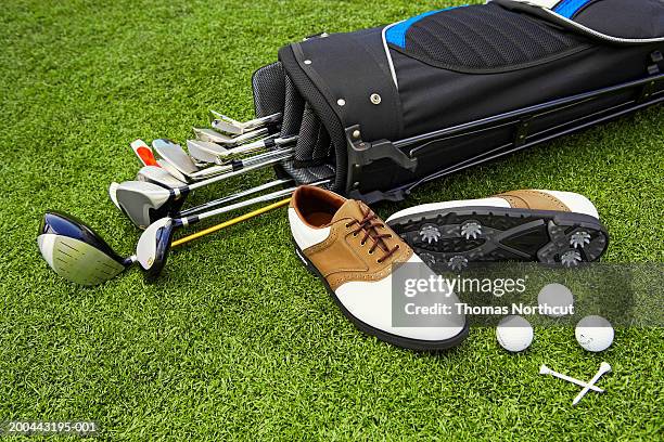 golf clubs, golf bag, shoes, balls and tees on artificial turf - bolsa de golf fotografías e imágenes de stock