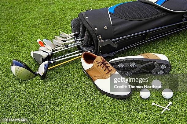golf clubs, golf bag, shoes, balls and tees on artificial turf - golfclub stockfoto's en -beelden
