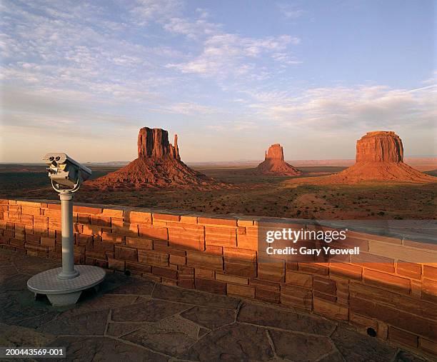 usa, utah, monument valley, merrick butte and the mittens at sunset - terrasse panoramique photos et images de collection