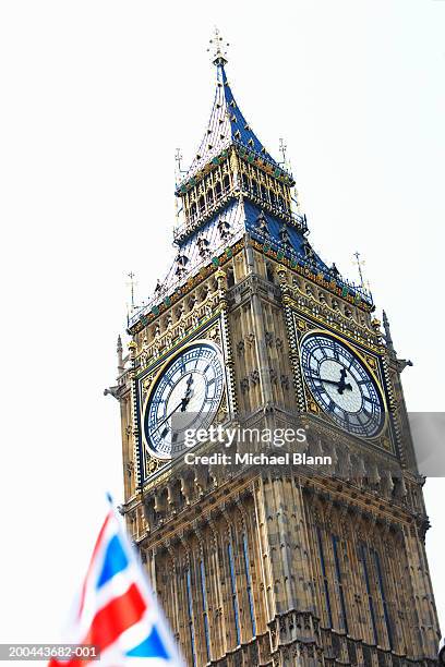 england, london, big ben, union jack flag in foreground - bigben foto e immagini stock