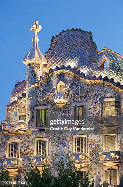 spain, barcelona, casa batllo illuminated at dusk - casa batlló imagens e fotografias de stock