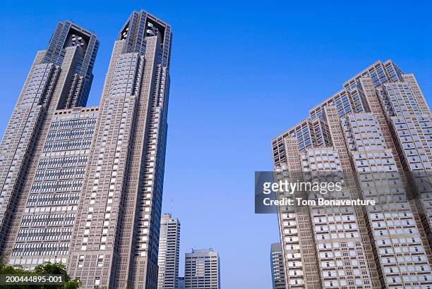 japan, tokyo, tokyo metropolitan government offices, low angle view - regierungsgebäude der präfektur tokio stock-fotos und bilder