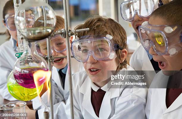 grupo de niños (9-12) mira experimento en laborator escuela - science fotografías e imágenes de stock