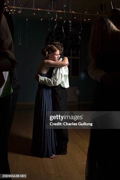 young man and woman dancing at prom, woman with eyes closed, side view - white people dancing photos et images de collection