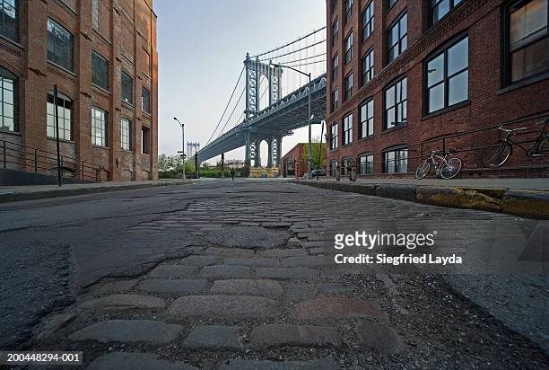 usa, new york city, manhattan bridge, view from cobbled street - vista de ángulo bajo fotografías e imágenes de stock