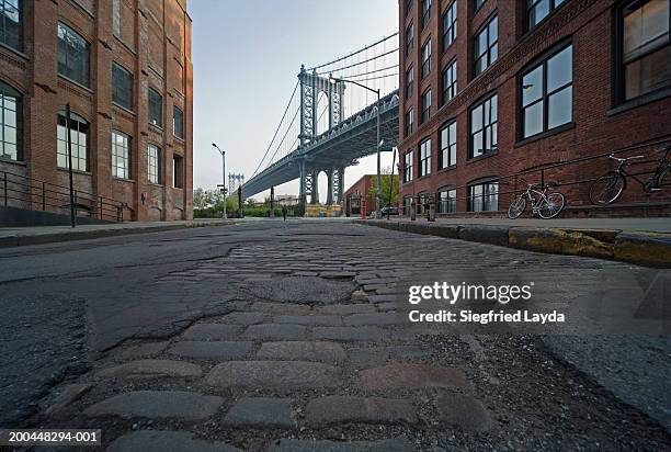 usa, new york city, manhattan bridge, view from cobbled street - curb stock pictures, royalty-free photos & images