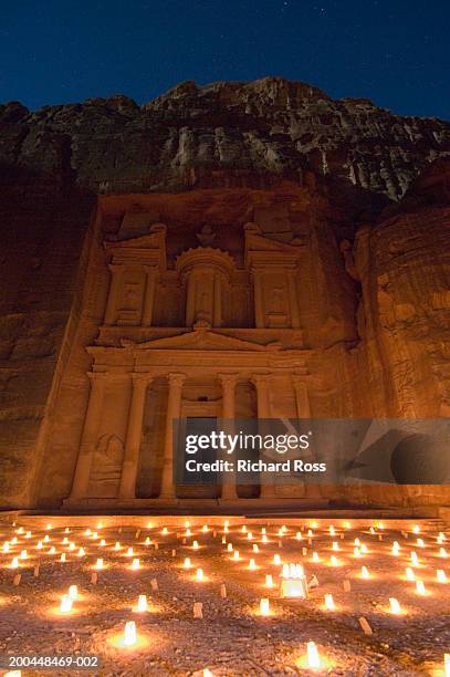 jordan, petra, ancient city ruins of edom illuminated at night - petra jordan stockfoto's en -beelden