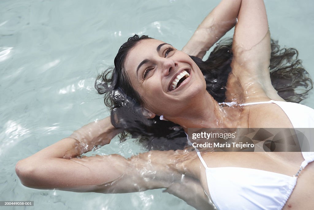 Junge Frau entspannt in das Meer, Hände hinter dem Kopf, Lachen, close