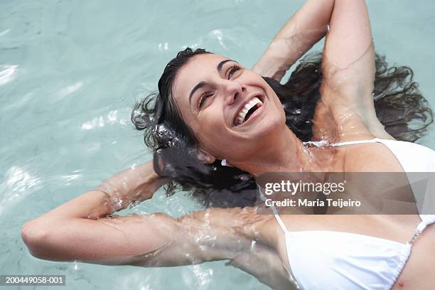 junge frau entspannt in das meer, hände hinter dem kopf, lachen, close - sea swimming stock-fotos und bilder