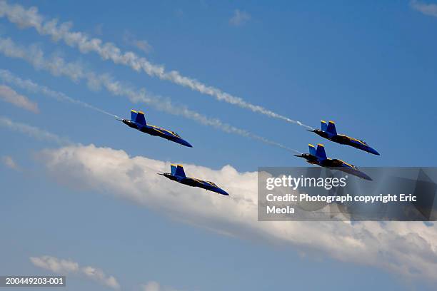 us navy blue angel f-188 flight team - blue angels stockfoto's en -beelden