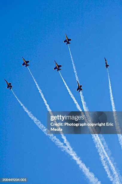 us navy blue angel f-188 flight team, low angle view - united states airforce stock-fotos und bilder