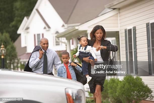 parents and children (15 months to 7) rushing off to work and school - mãe trabalhadora imagens e fotografias de stock