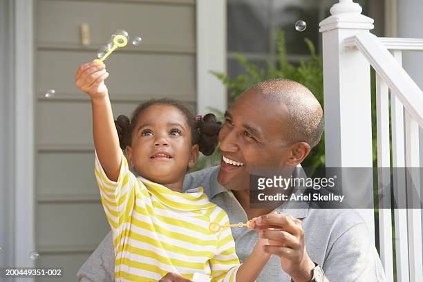 father and daughter (4-6) playing with bubbles - skinhead girls - fotografias e filmes do acervo