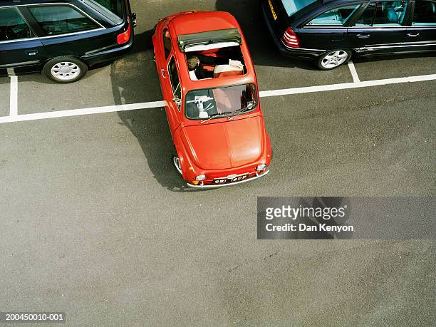 man parking red car, overhead view - rückwärts fahren stock-fotos und bilder